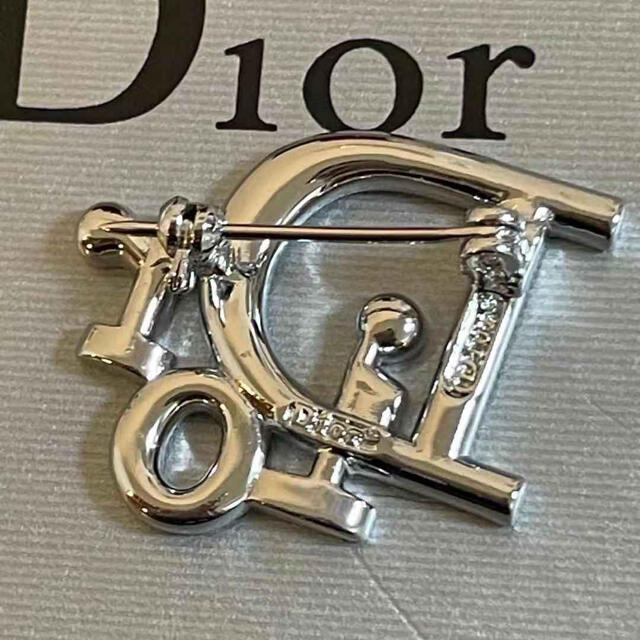 Christian Dior(クリスチャンディオール)のDIOR ブローチ レディースのアクセサリー(ブローチ/コサージュ)の商品写真