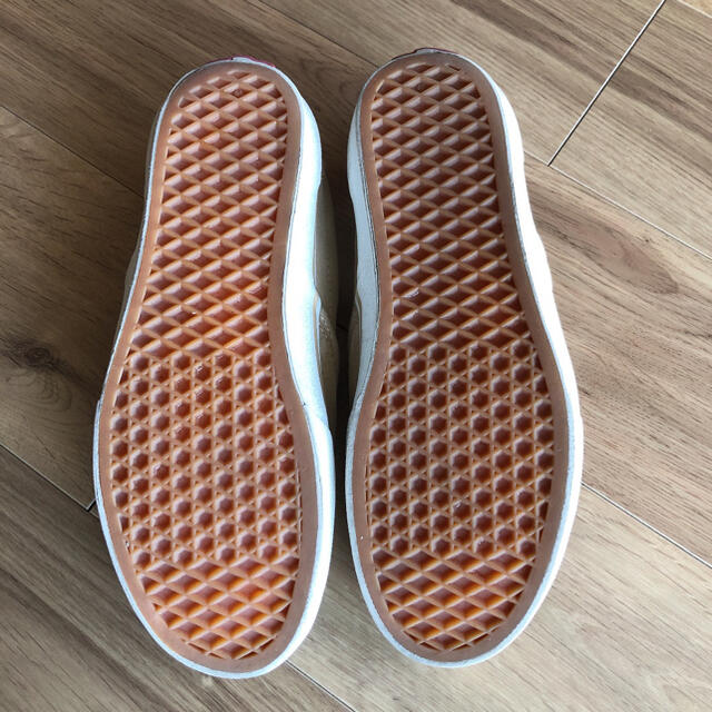 VANS(ヴァンズ)の【ポンスケ様専用】vansバンズスリッポンスエードベージュ25.5cm メンズの靴/シューズ(スニーカー)の商品写真