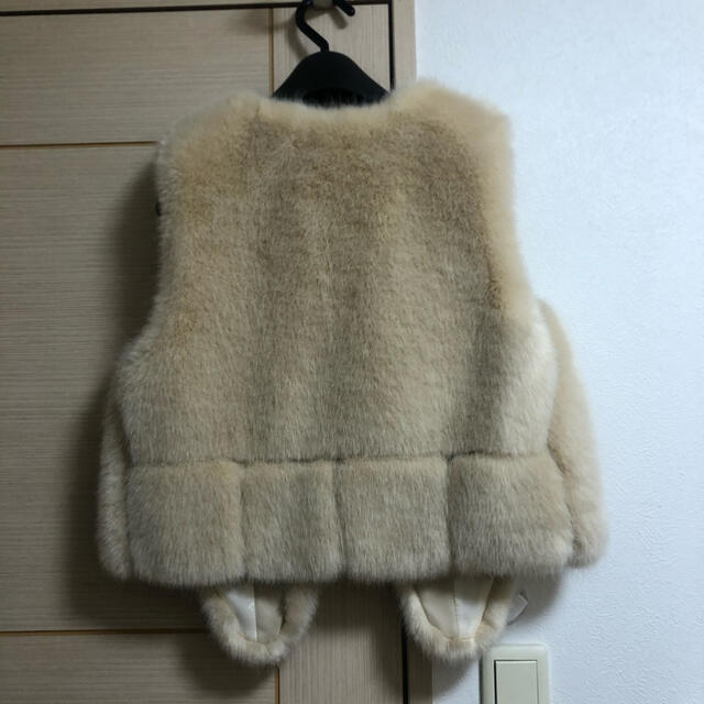 FRAY I.D(フレイアイディー)のファーベスト　 レディースのジャケット/アウター(毛皮/ファーコート)の商品写真