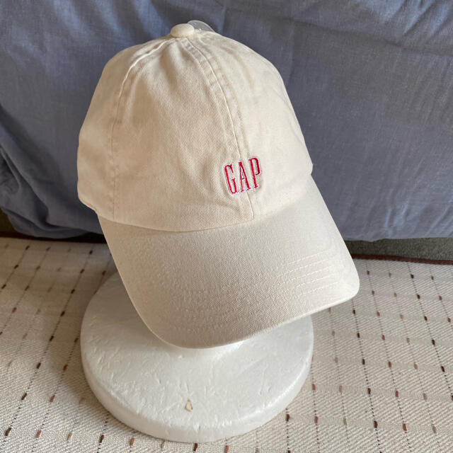 GAP(ギャップ)の新品未使用タグ付き　GAPロゴキャップ、生成り、ロゴ入りフリーサイズ男女 メンズの帽子(キャップ)の商品写真