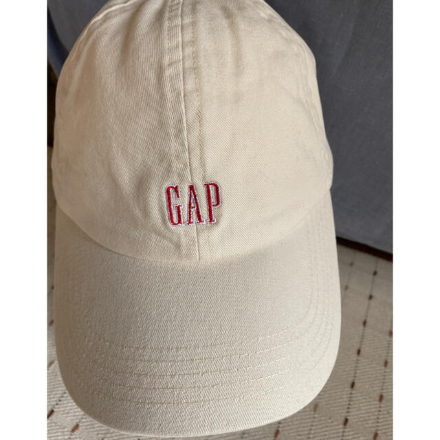 GAP(ギャップ)の新品未使用タグ付き　GAPロゴキャップ、生成り、ロゴ入りフリーサイズ男女 メンズの帽子(キャップ)の商品写真