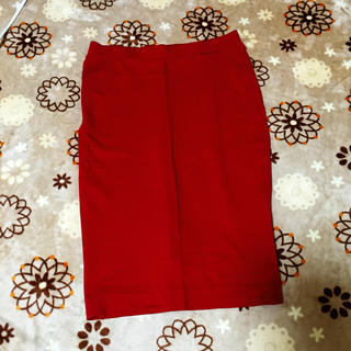 ユニクロ(UNIQLO)のユニクロ 赤 タイトスカート 膝丈(ひざ丈スカート)