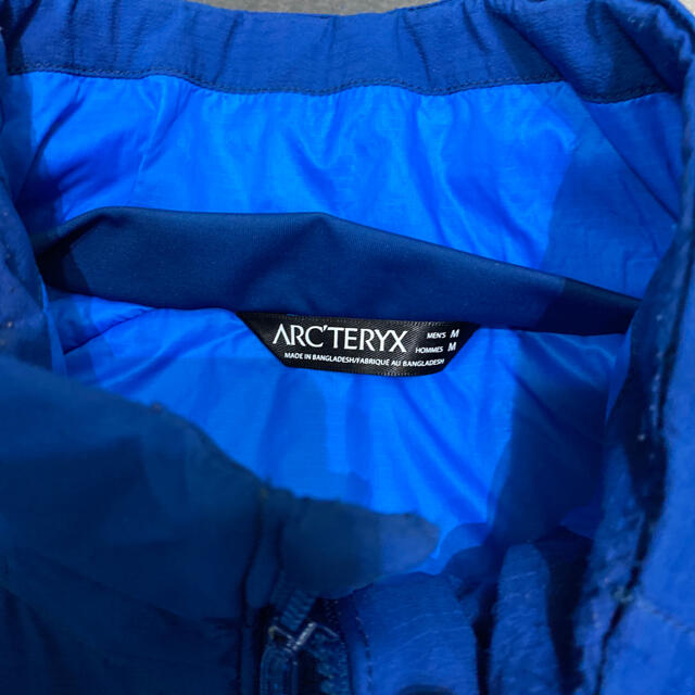 ARC'TERYX(アークテリクス)のARC'TERYX アークテリクス ATOM AR アトムARブルーM中古　美品 メンズのジャケット/アウター(ナイロンジャケット)の商品写真