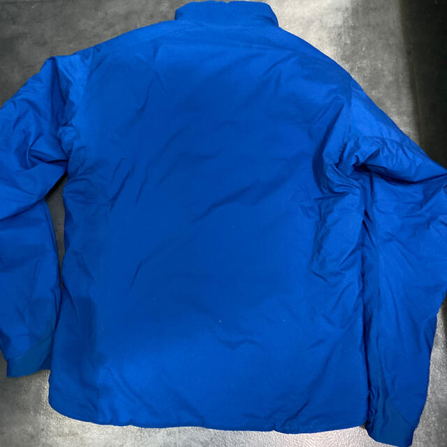 ARC'TERYX(アークテリクス)のARC'TERYX アークテリクス ATOM AR アトムARブルーM中古　美品 メンズのジャケット/アウター(ナイロンジャケット)の商品写真