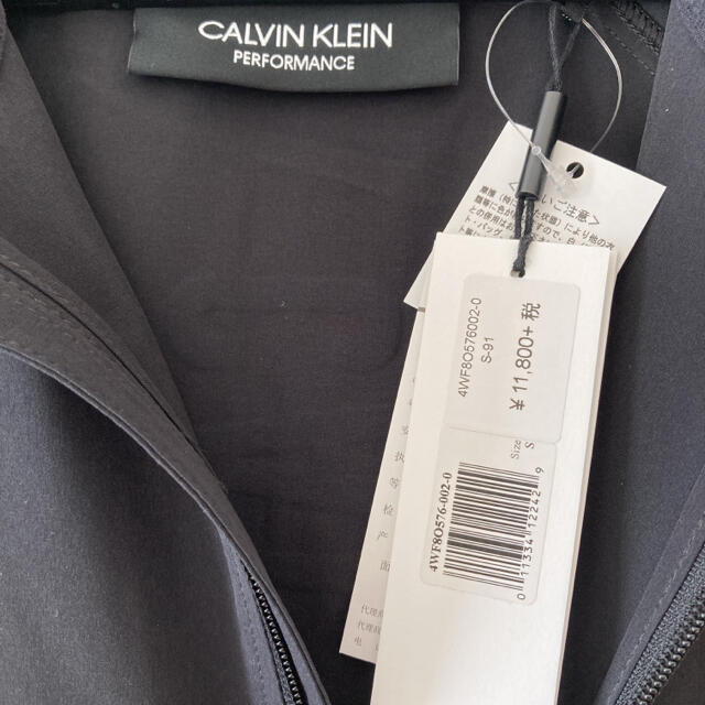 Calvin Klein(カルバンクライン)の新品　黒　カルバンクライン ロゴ フード ウィンドブレイカー ウインドブレーカー スポーツ/アウトドアのランニング(ウェア)の商品写真