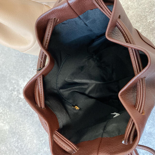 新品✴︎最新作✴︎フェイクレザー　バケットバッグ　巾着bag ブラウン レディースのバッグ(ショルダーバッグ)の商品写真