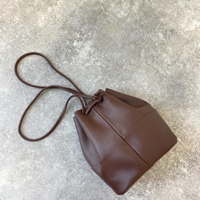 新品✴︎最新作✴︎フェイクレザー　バケットバッグ　巾着bag ブラウン レディースのバッグ(ショルダーバッグ)の商品写真