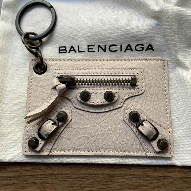 Balenciaga(バレンシアガ)の【新品未使用】BALENCIAGA バレンシアガ　キーチェーン　オフホワイト レディースのファッション小物(キーホルダー)の商品写真