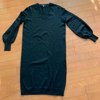 ユニクロ(UNIQLO)のユニクロ　Vネック黒ニットワンピース　(ニット/セーター)