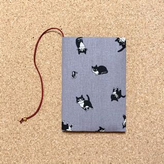 【 文庫本 】ブックカバー   ハンドメイド  白黒ねこ グレー(ブックカバー)