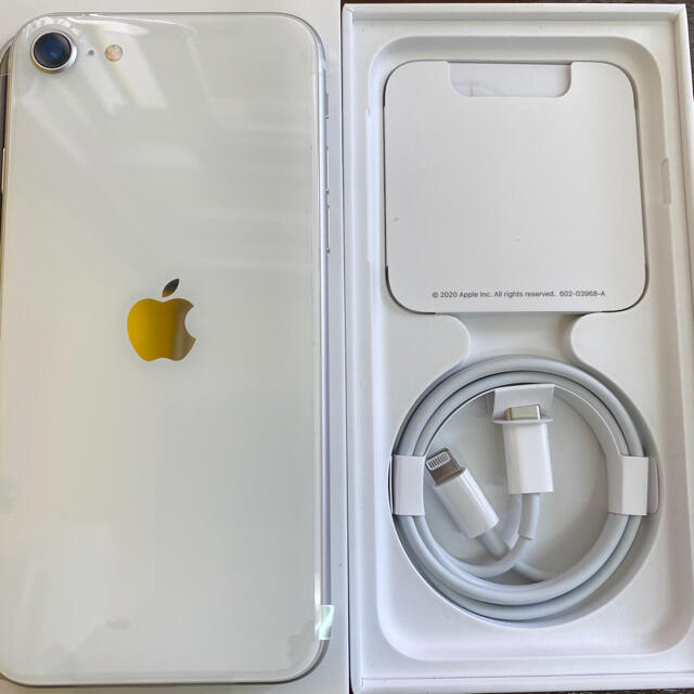 iPhone(アイフォーン)のiPhoneSE2 ホワイト 64 GB スマホ/家電/カメラのスマートフォン/携帯電話(スマートフォン本体)の商品写真