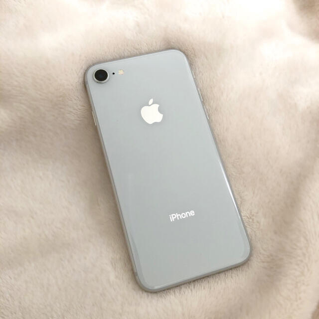 Apple(アップル)のiPhone8 64gb Apple シルバー スマホ/家電/カメラのスマートフォン/携帯電話(スマートフォン本体)の商品写真