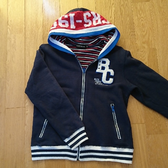 bluecross(ブルークロス)のBLUE CROSS 紺色パーカー キッズ/ベビー/マタニティのキッズ服男の子用(90cm~)(ジャケット/上着)の商品写真