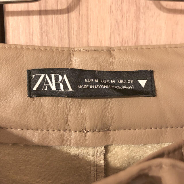 ZARA(ザラ)のZara レザー風パンツ レディースのパンツ(クロップドパンツ)の商品写真