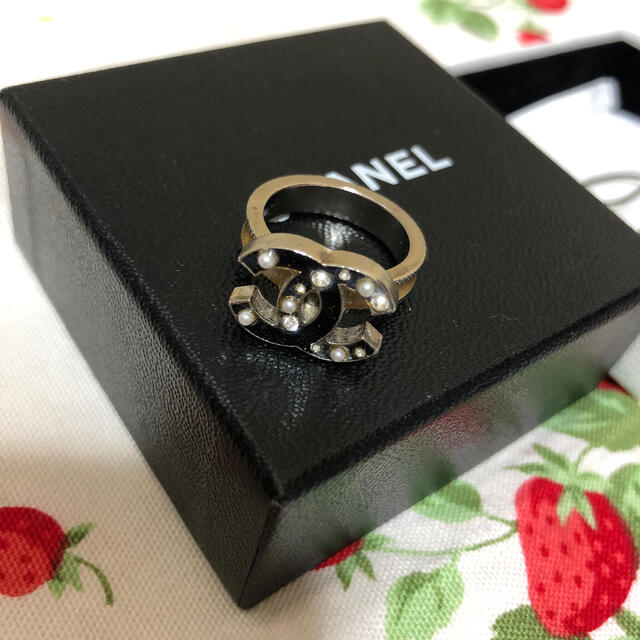 CHANEL(シャネル)のシャネル　指輪　リング　箱付き　11号　シャネル　黒シルバー　ストーン正規品 レディースのアクセサリー(リング(指輪))の商品写真