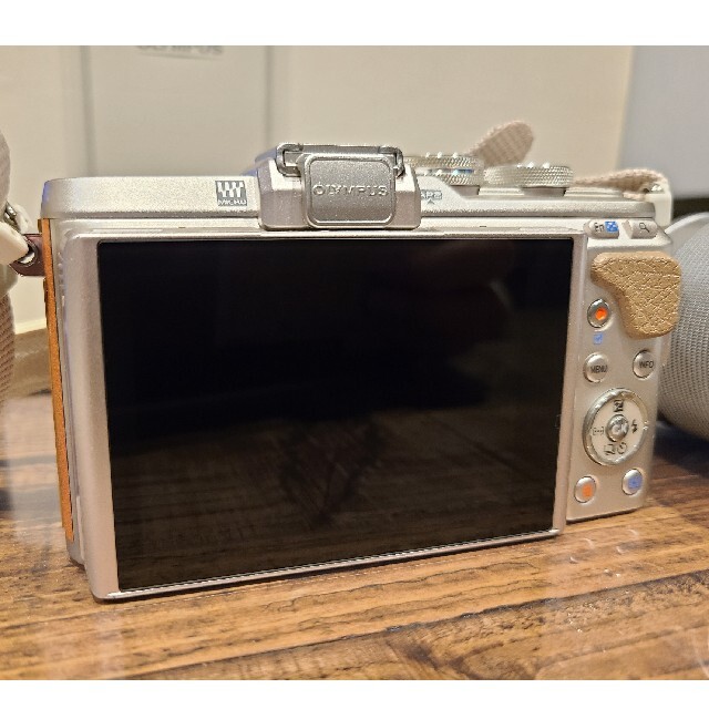 OLYMPUS(オリンパス)のたかくう様専用！美品 OLYMPUS PEN E-PL8 ブラウン スマホ/家電/カメラのカメラ(ミラーレス一眼)の商品写真