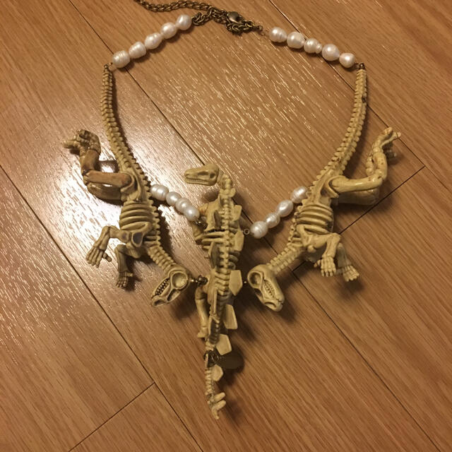 gondoa(ゴンドア)のgondoa ゴンドア　恐竜　トルクアータ レディースのアクセサリー(ネックレス)の商品写真