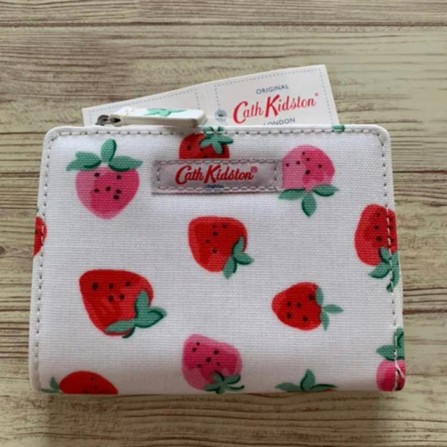 Cath Kidston(キャスキッドソン)の【hr様専用】キャスキッドソン　ハンドタオル　財布　ストロベリー柄 レディースのファッション小物(ハンカチ)の商品写真