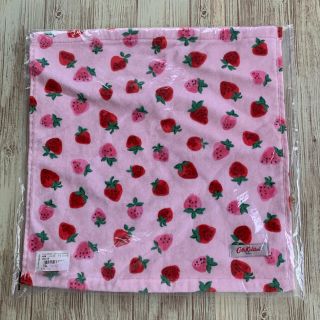 キャスキッドソン(Cath Kidston)の【hr様専用】キャスキッドソン　ハンドタオル　財布　ストロベリー柄(ハンカチ)