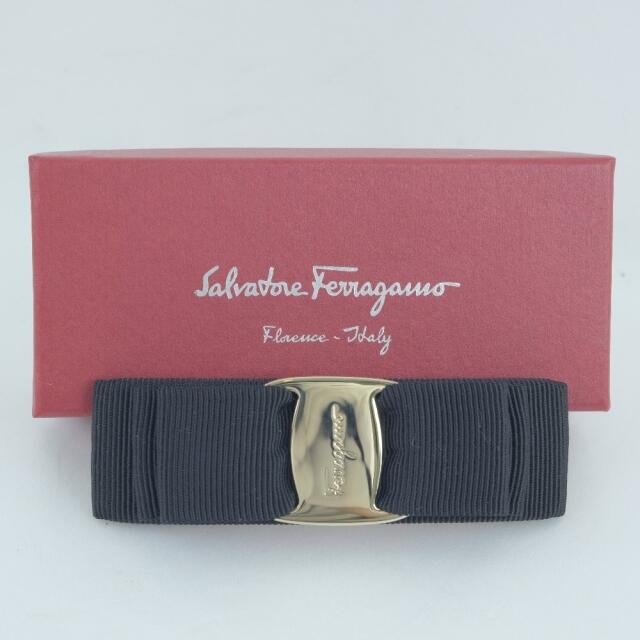 Salvatore Ferragamo(サルヴァトーレフェラガモ)の【Salvatore Ferragamo】サルヴァトーレフェラガモ ヴァラ 黒 レディース バレッタ レディースのヘアアクセサリー(バレッタ/ヘアクリップ)の商品写真