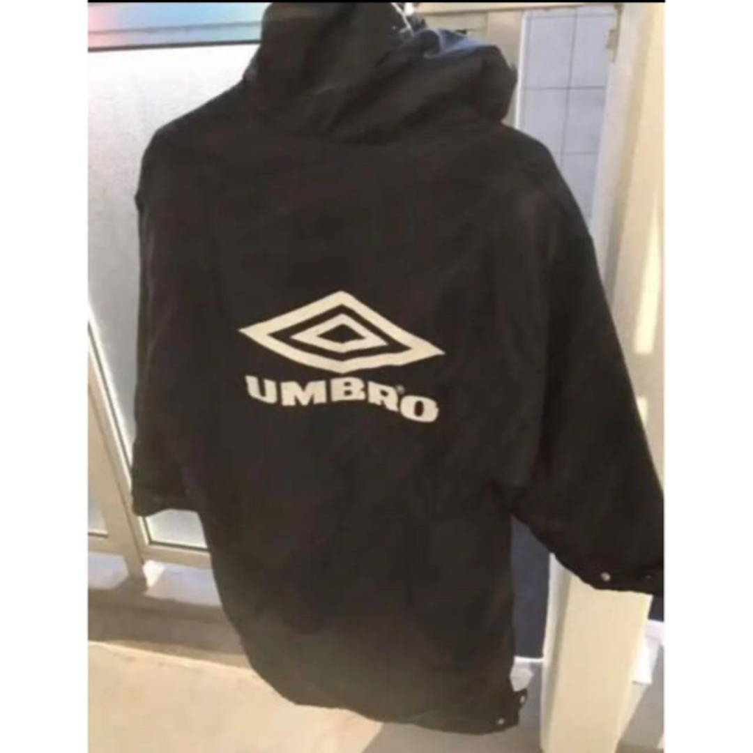 UMBRO(アンブロ)のアンブロ umbro ベンチコート 140サイズ スポーツ/アウトドアのサッカー/フットサル(ウェア)の商品写真