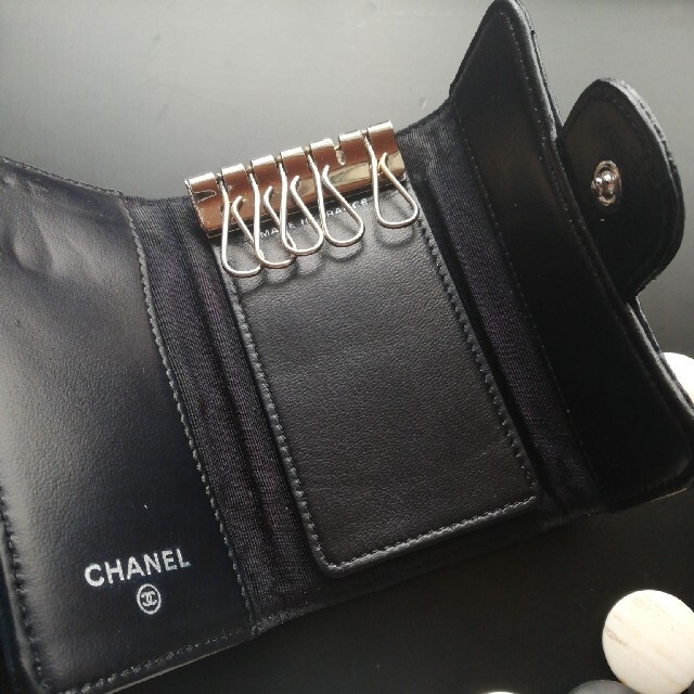 CHANEL(シャネル)のCHANELマトラッセ濃紺キーケース レディースのファッション小物(キーケース)の商品写真