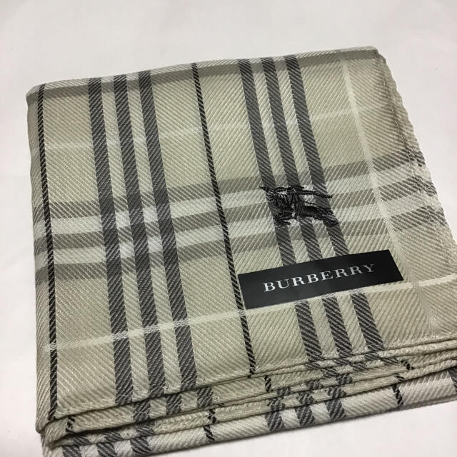 BURBERRY(バーバリー)のお値下げ　バーバリーハンカチ　新品未使用品 メンズのファッション小物(ハンカチ/ポケットチーフ)の商品写真