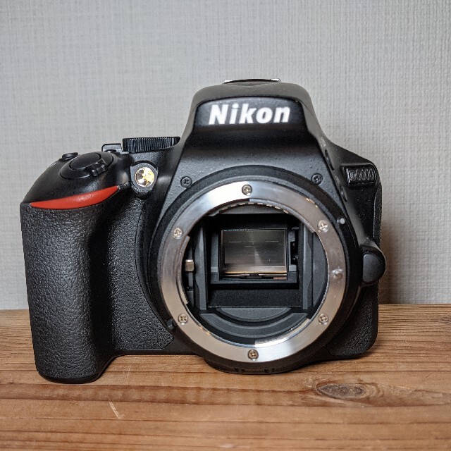 Nikon D5600　ボディ、充電器、バッテリーのみ | フリマアプリ ラクマ