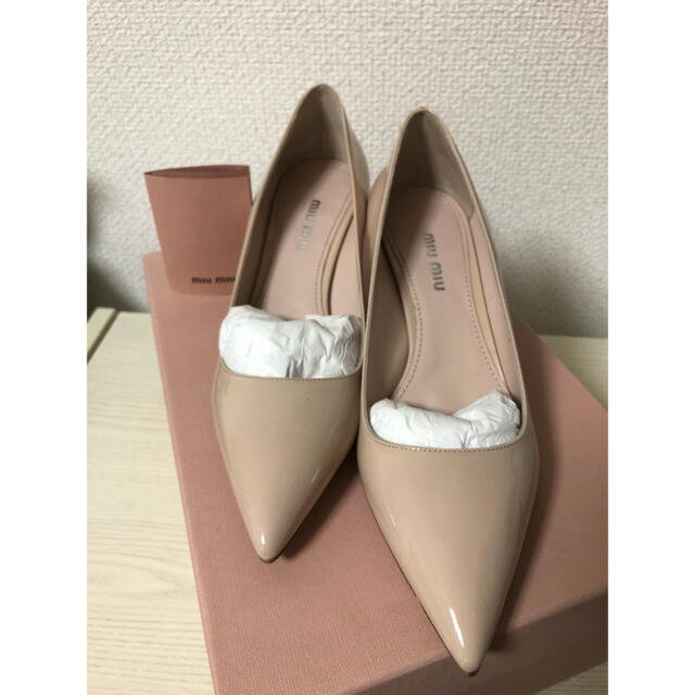 新品　ベージュパテント/エナメル　ポインテッドトゥパンプス　35レディース