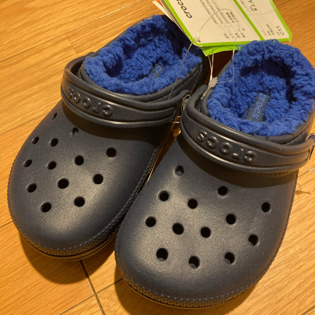 crocs(クロックス)の最終値下げ！クロックスボア付き　新品　18cm キッズ/ベビー/マタニティのキッズ靴/シューズ(15cm~)(サンダル)の商品写真