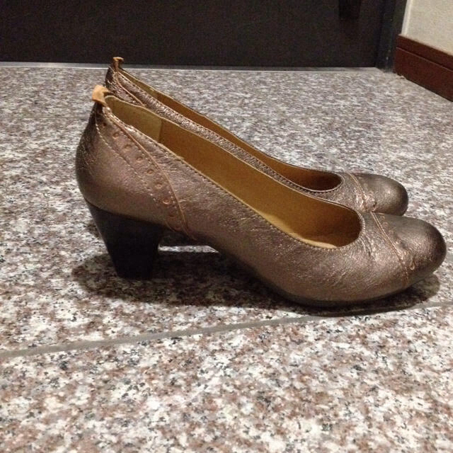 週末限定値下げ★ゴールドパンプス レディースの靴/シューズ(ハイヒール/パンプス)の商品写真