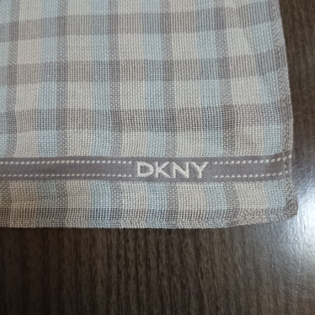 DKNY(ダナキャランニューヨーク)の2枚セット ダナキャランニューヨーク マキシムラベリー チ ハンカチ メンズのファッション小物(ハンカチ/ポケットチーフ)の商品写真