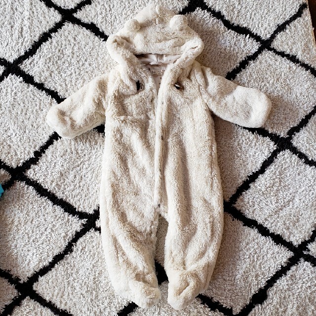 ZARA KIDS(ザラキッズ)のzara ザラ 9~12m 80 耳つき白クマカバーオール キッズ/ベビー/マタニティのベビー服(~85cm)(カバーオール)の商品写真