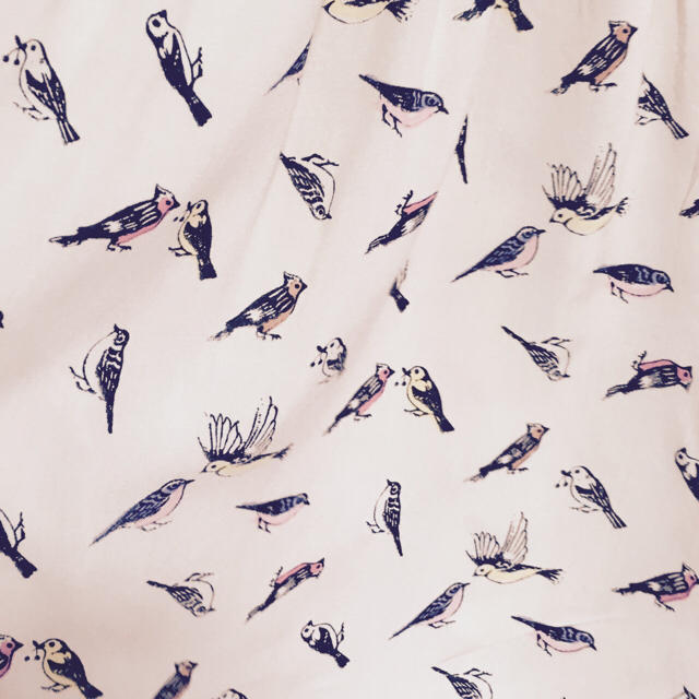 H&M(エイチアンドエム)の鳥柄 ワンピース レディースのワンピース(ひざ丈ワンピース)の商品写真