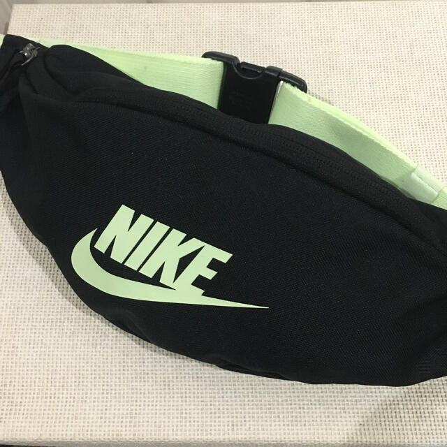 NIKE(ナイキ)のNIKE ショルダーバック　黒・蛍光イエロー メンズのバッグ(ショルダーバッグ)の商品写真