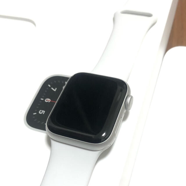 優待価格 Applewatch SE GPSモデル 40mm シルバー スポーツバンド