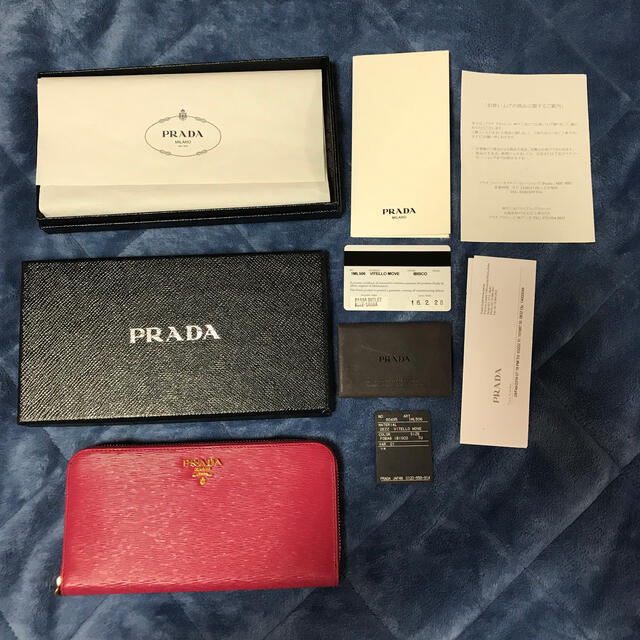 プラダ  財布