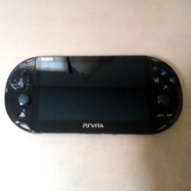PlayStation Vita(プレイステーションヴィータ)のPlayStation Vita PCH-2000 本体機＋充電器 ブラック エンタメ/ホビーのゲームソフト/ゲーム機本体(家庭用ゲーム機本体)の商品写真