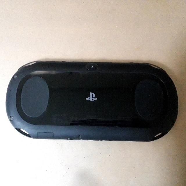 PlayStation Vita(プレイステーションヴィータ)のPlayStation Vita PCH-2000 本体機＋充電器 ブラック エンタメ/ホビーのゲームソフト/ゲーム機本体(家庭用ゲーム機本体)の商品写真