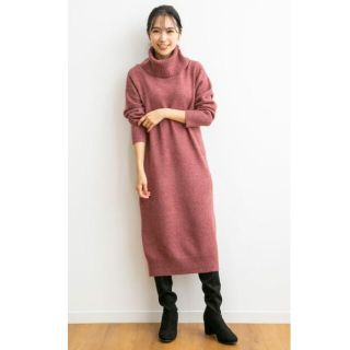 ユニクロ(UNIQLO)のスフレヤーンオフタートルネックワンピース M ピンク(ロングワンピース/マキシワンピース)