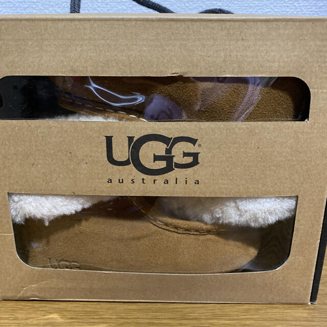 UGG(アグ)の未使用新品★UGG ベビームートンブーツ　キャメル　ベージュ キッズ/ベビー/マタニティのベビー靴/シューズ(~14cm)(ブーツ)の商品写真