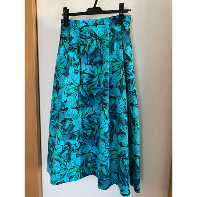 tiara(ティアラ)のTIARA グラデフラワープリントタックフレアスカアート レディースのスカート(ひざ丈スカート)の商品写真
