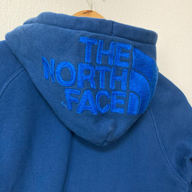 THE NORTH FACE(ザノースフェイス)の人気　ザノースフェイス　ブルー　パーカー　L size 青　刺繍　ロゴ レディースのトップス(パーカー)の商品写真