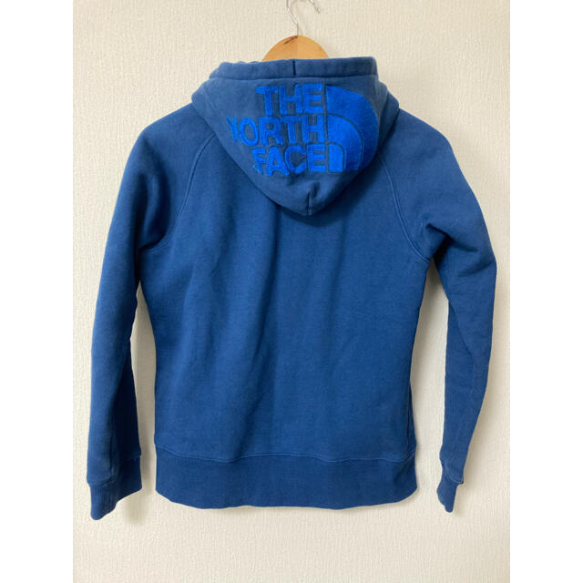 THE NORTH FACE(ザノースフェイス)の人気　ザノースフェイス　ブルー　パーカー　L size 青　刺繍　ロゴ レディースのトップス(パーカー)の商品写真