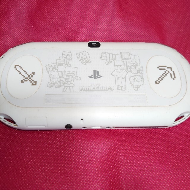 PlayStation Vita(プレイステーションヴィータ)のPSVita PCH-2000 マインクラフトVer. エンタメ/ホビーのゲームソフト/ゲーム機本体(携帯用ゲーム機本体)の商品写真