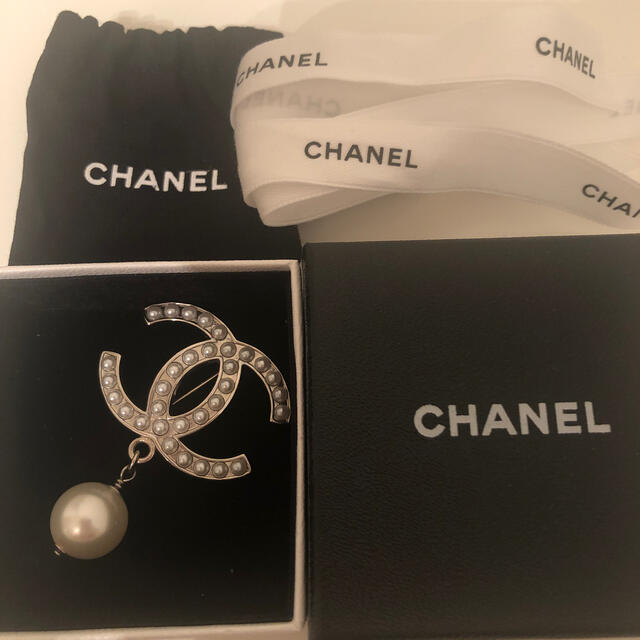 CHANEL(シャネル)のシャネル   ブローチ     箱、リボン付き レディースのアクセサリー(ブローチ/コサージュ)の商品写真