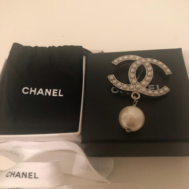 CHANEL(シャネル)のシャネル   ブローチ     箱、リボン付き レディースのアクセサリー(ブローチ/コサージュ)の商品写真