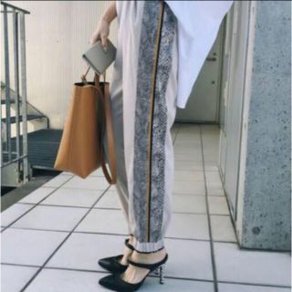 アメリヴィンテージ(Ameri VINTAGE)のAmeri vintage PYTHON LINE PANTS(カジュアルパンツ)