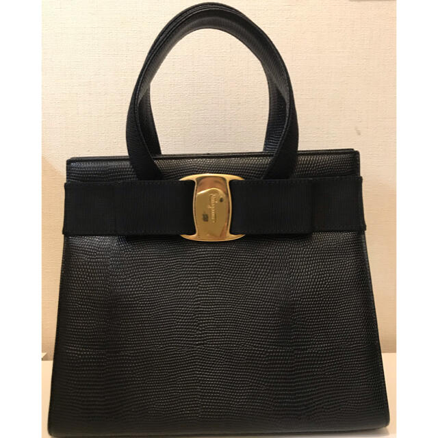 Salvatore Ferragamo(サルヴァトーレフェラガモ)の【美品】サルヴァトーレ　フェラガモ ヴァラ リボン　ハンドバッグ レディースのバッグ(ハンドバッグ)の商品写真