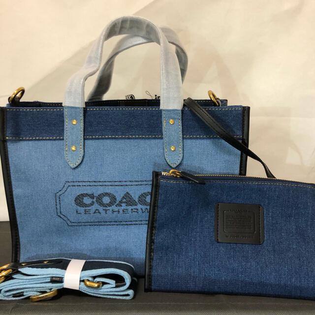 COACH(コーチ)のCOACH コーチ　トートバッグ デニム　フィールドトート30ウィズコーチ レディースのバッグ(トートバッグ)の商品写真